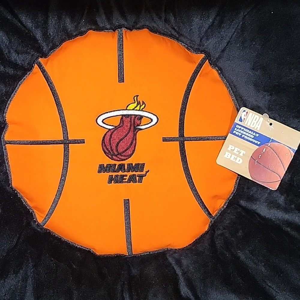 NWT: NBA Officially Licensed Miami Heat Pillow Pet Bed